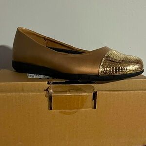 COMFORTVIEW GOLD METALLIC TOE FLAT SHOES WOMENS 10W